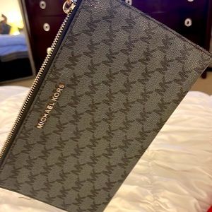 009..Michael Kors Wristlet
